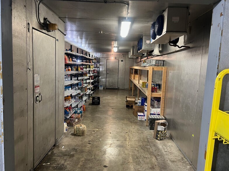 More Photos Of 1990 Dixie Hwy, Hamilton Flex For Sale