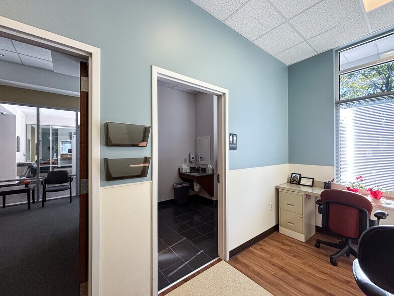 More Photos Of 329 Edwin Dr, Virginia Beach Medical For Lease