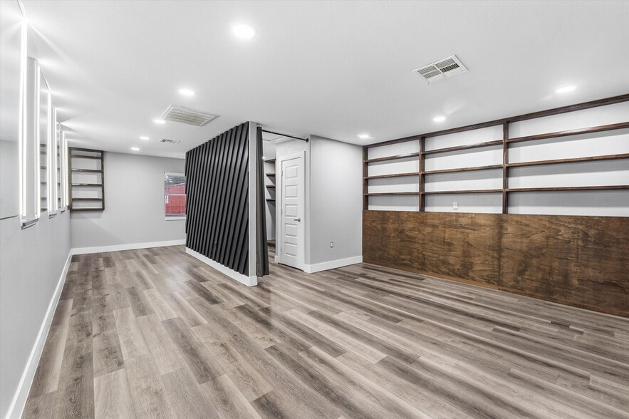 More Photos Of 2106 Antoine Dr, Houston Freestanding For Sale