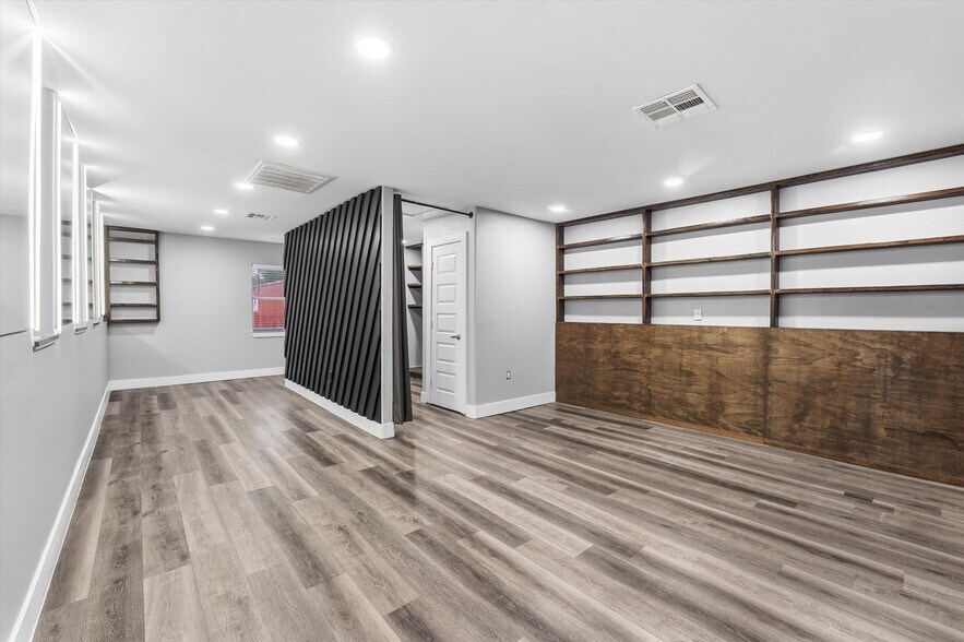 More Photos Of 2110 Antoine Dr, Houston Freestanding For Sale