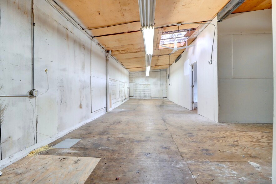 More Photos Of 1059 Wyckoff Ave, Ridgewood Flex For Lease