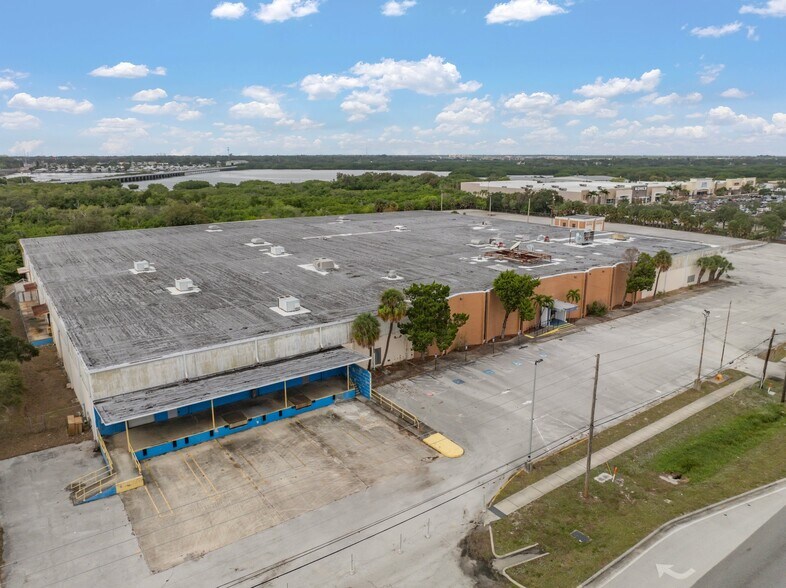 More Photos Of 4600 Park St N, Saint Petersburg Warehouse For Lease