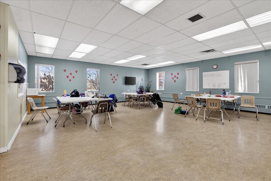 More Photos Of 11831 123 St NW, Edmonton Office For Sale