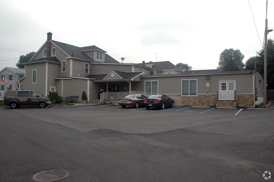 More Photos Of 1402 S Main St, Phillipsburg Storefront Retail Residential For Lease