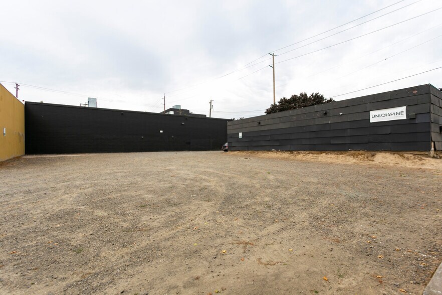More Photos Of NW Corner of SE 9th and SE Ash Street ave, Portland Land For Lease