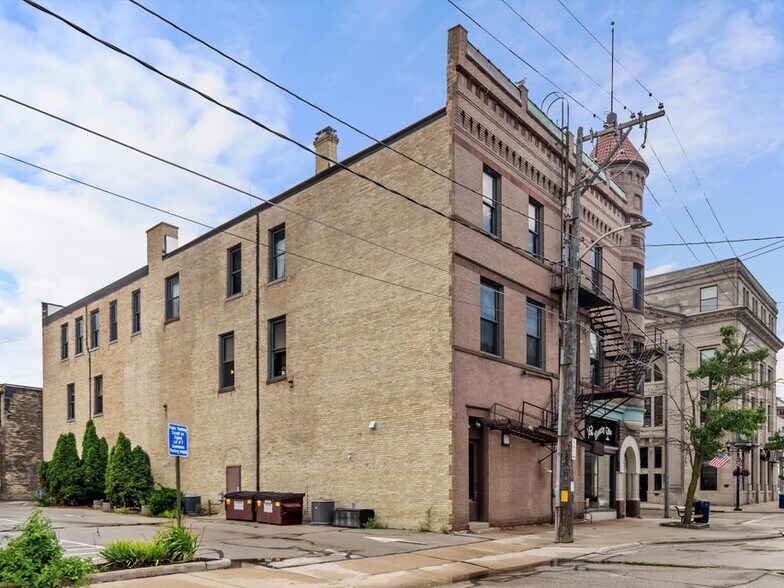 More Photos Of 921-931 8th St, Manitowoc Office For Sale