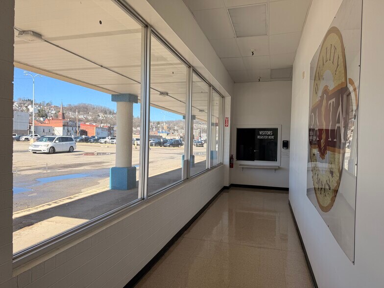 More Photos Of 100 Chamber Plz, Charleroi Supermarket For Lease