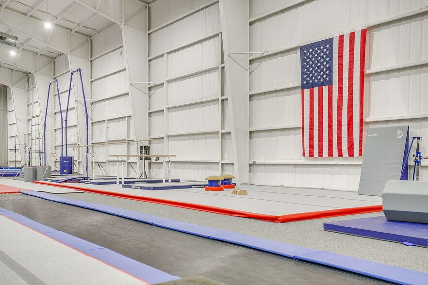 More Photos Of 155 Tiger, Rhome Warehouse For Sale