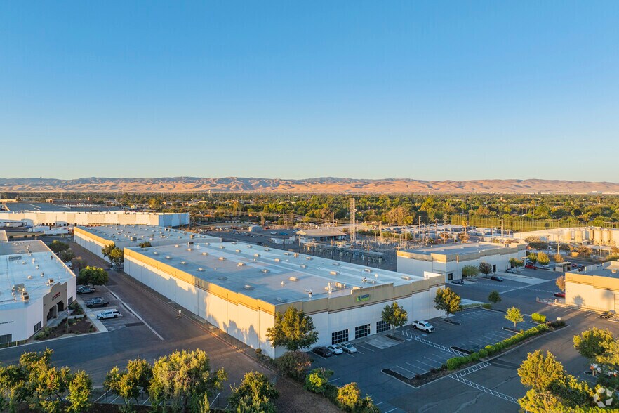 More Photos Of 1915 N MacArthur Dr, Tracy Distribution For Lease