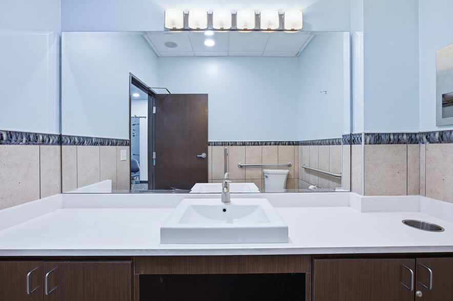 More Photos Of 4010 Sandy Brook Dr, Round Rock Medical For Sale