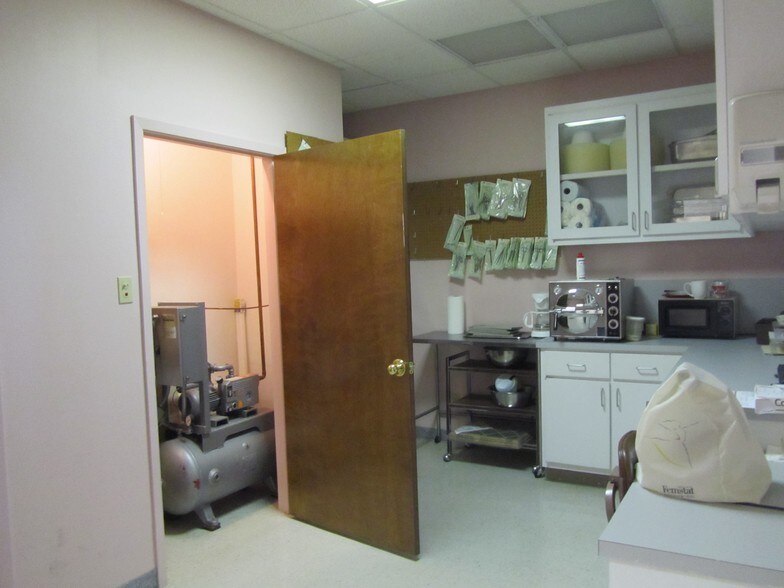 More Photos Of 1205-1211 W Austin St, Port Lavaca Office For Lease