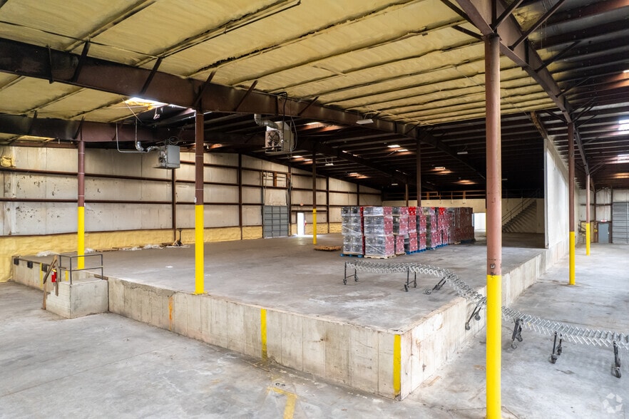 More Photos Of 166 Foster Ave, Freeland Warehouse For Lease