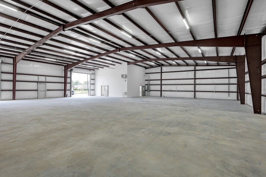 More Photos Of 535 S Persimmon St, Tomball Warehouse For Lease