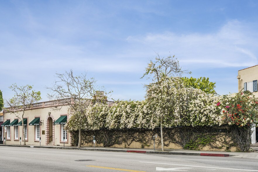 More Photos Of 8435 Melrose Ave, West Hollywood Storefront For Sale