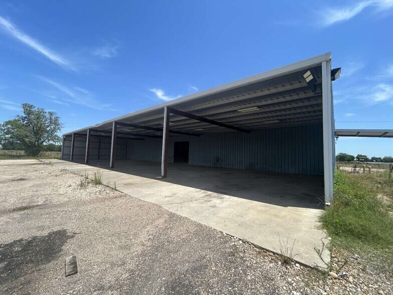 More Photos Of 304 E York St, Ganado Warehouse For Sale