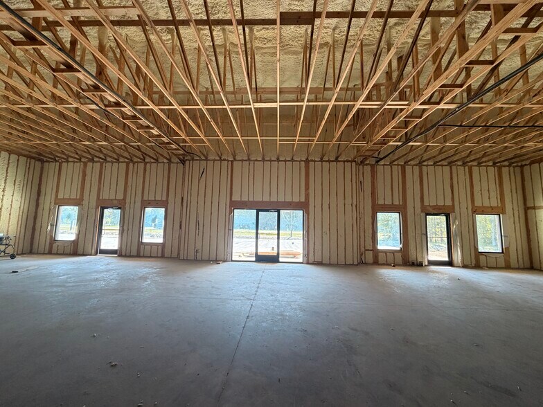 More Photos Of 581 3rd St, Springfield Freestanding For Lease