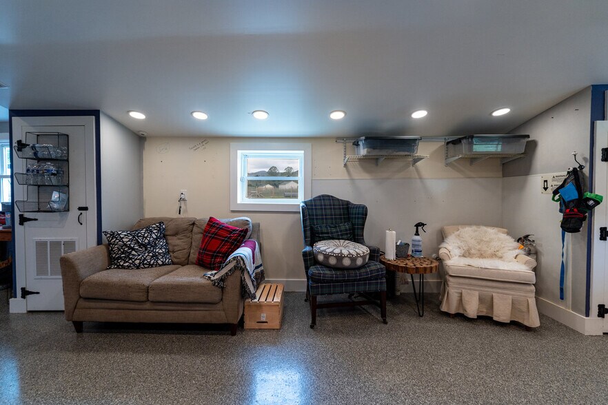 More Photos Of 12167 Lee Hwy, Sperryville Veterinarian Kennel For Sale