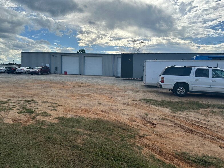 More Photos Of 1046 Gateway Dr, Mooresville Auto Repair For Lease