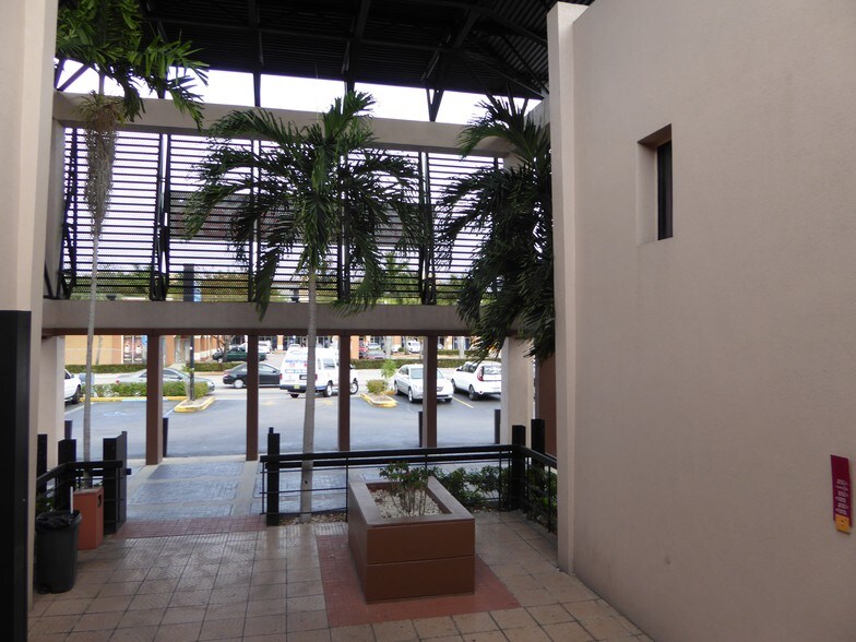 More Photos Of 3700-3750 W 16th Ave, Hialeah Office For Lease