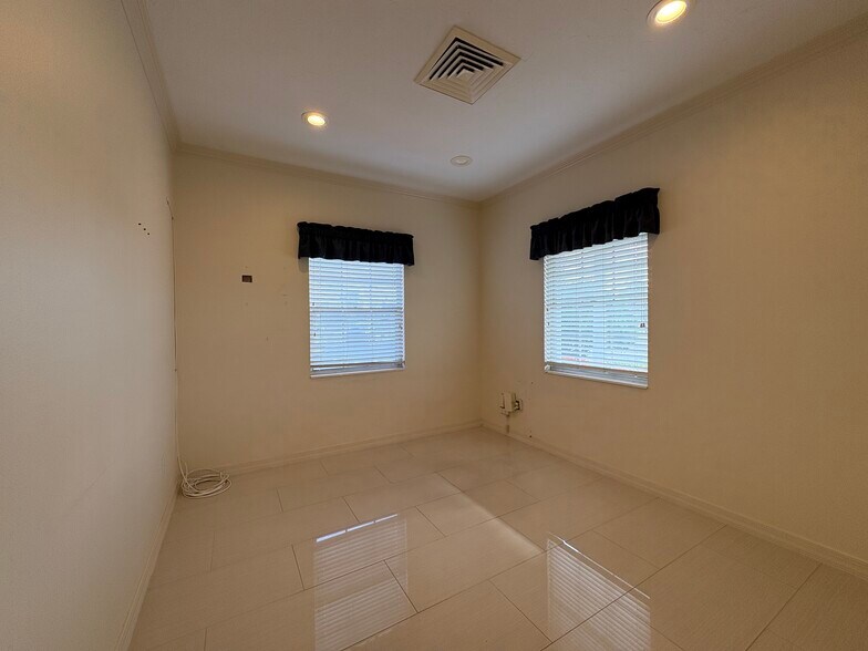 More Photos Of 5750 Swift Rd, Sarasota Freestanding For Sale