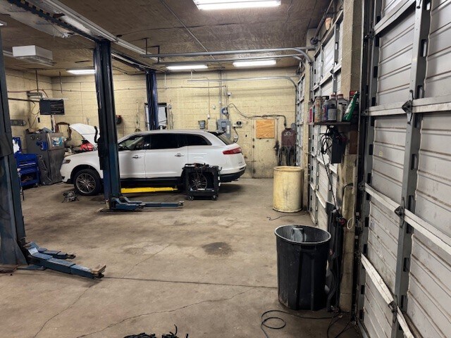 More Photos Of 412 E Spring St, Palestine Auto Dealership For Sale