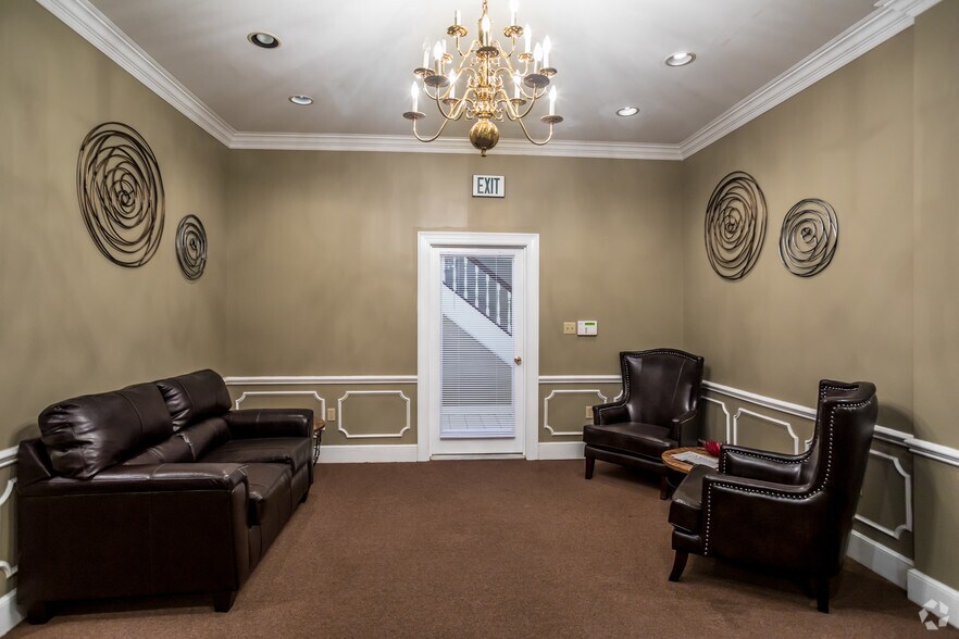 More Photos Of 1200 Sycamore View Rd, Memphis Office For Lease