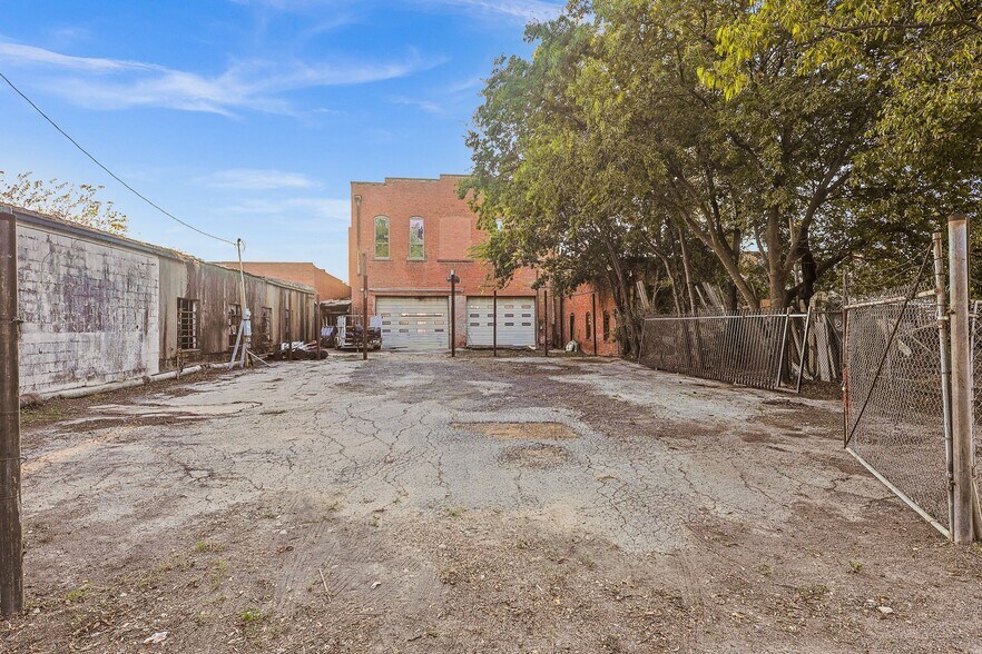 More Photos Of 125 S Waco St, Hillsboro Office For Sale