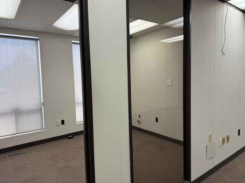 More Photos Of 2465 Cawthra Rd, Mississauga Light Distribution For Sale