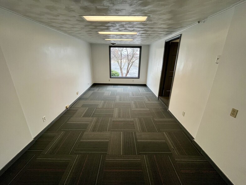 More Photos Of 1759 E Elm St, Springfield Office For Lease