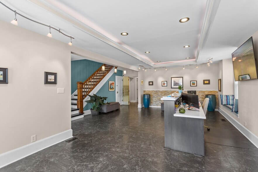 More Photos Of 380 E Market St, Harrisonburg Office For Lease