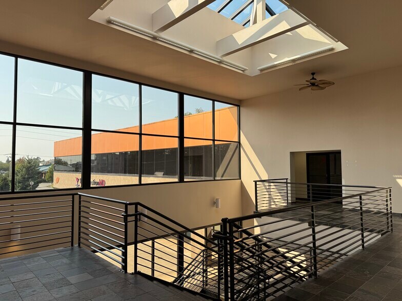 More Photos Of 325 E George Hopper Rd, Burlington Office For Sale
