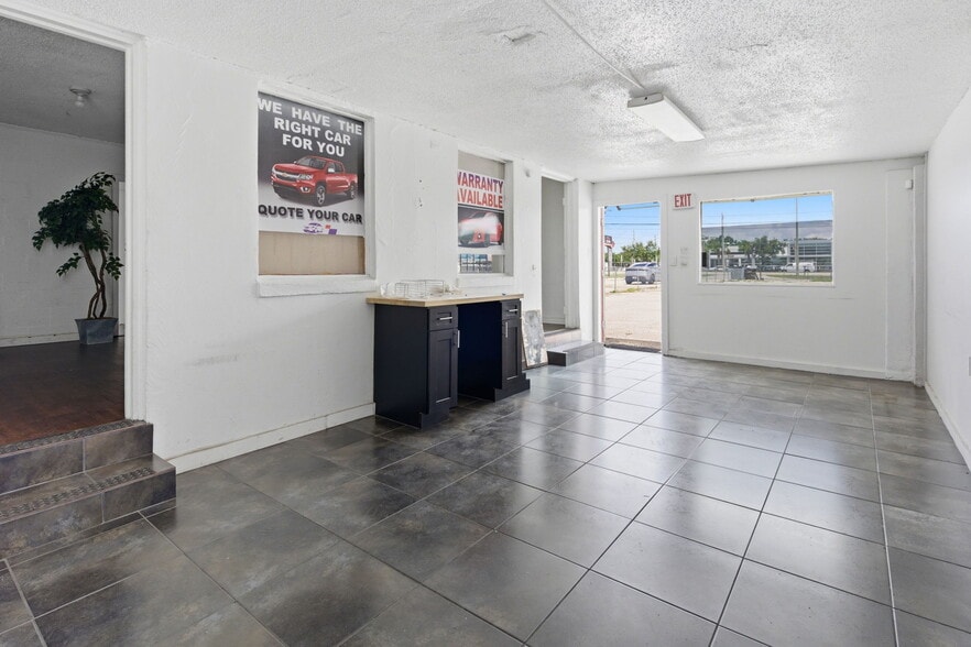 More Photos Of 8710 E Colonial Dr, Orlando Auto Dealership For Lease