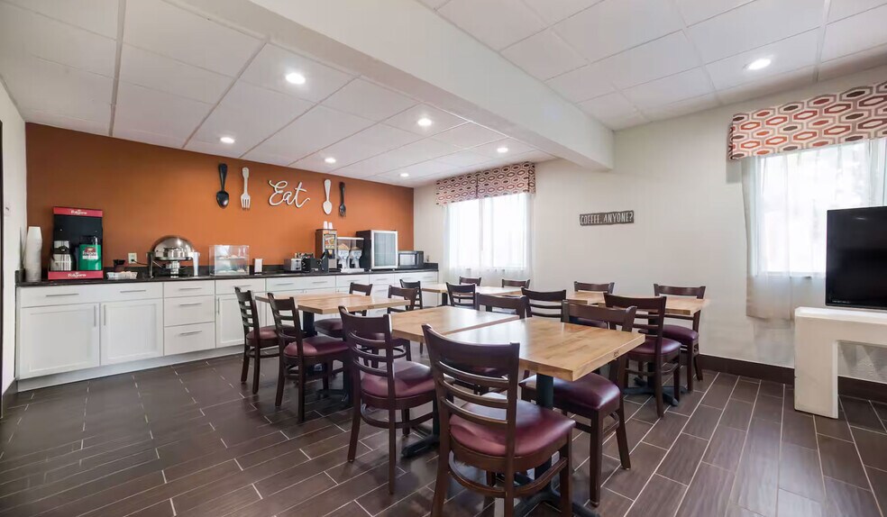 More Photos Of 1606 W Fayette Ave, Effingham Hotel For Sale