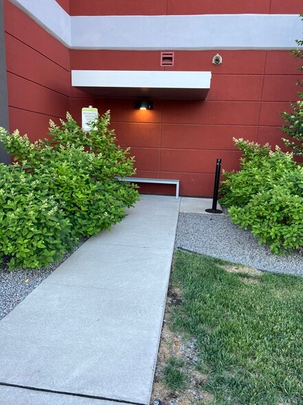 More Photos Of 2378 Wilshire Blvd, Mound Warehouse For Lease