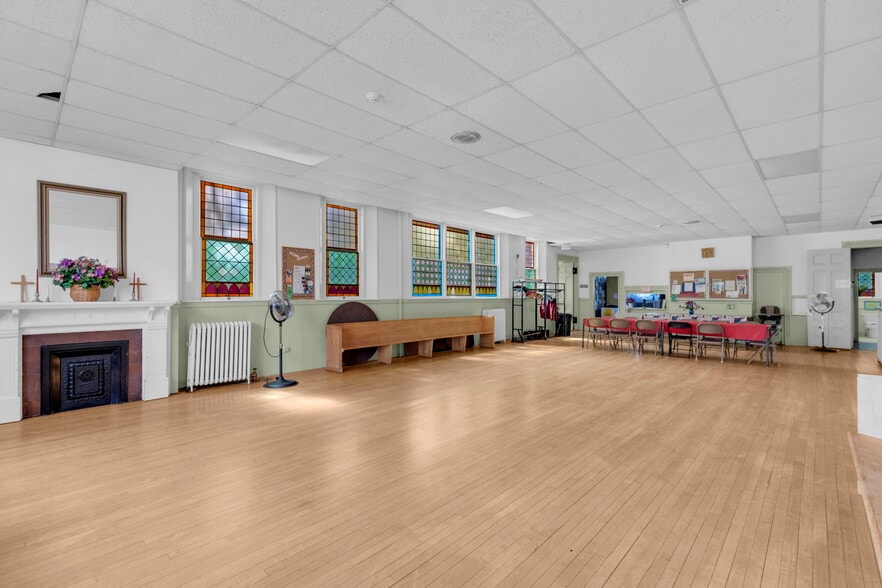 More Photos Of 61 Main St, Unionville Office For Sale