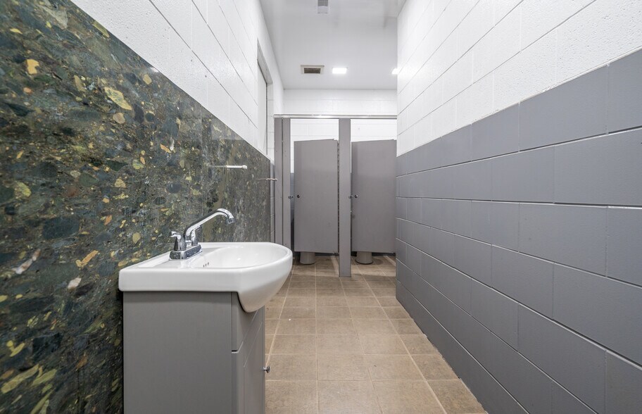 More Photos Of 100 Burland Cres, Hamilton Warehouse For Lease