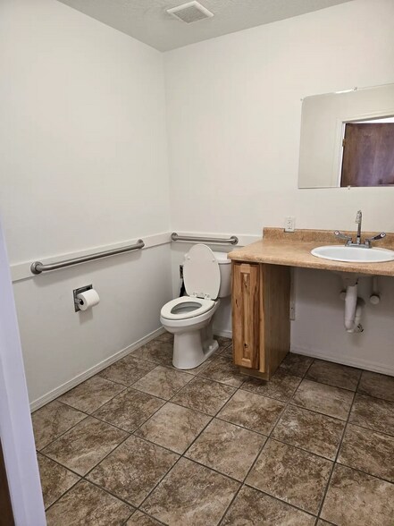More Photos Of 6916-6918 Cochiti Rd, Albuquerque Warehouse For Sale