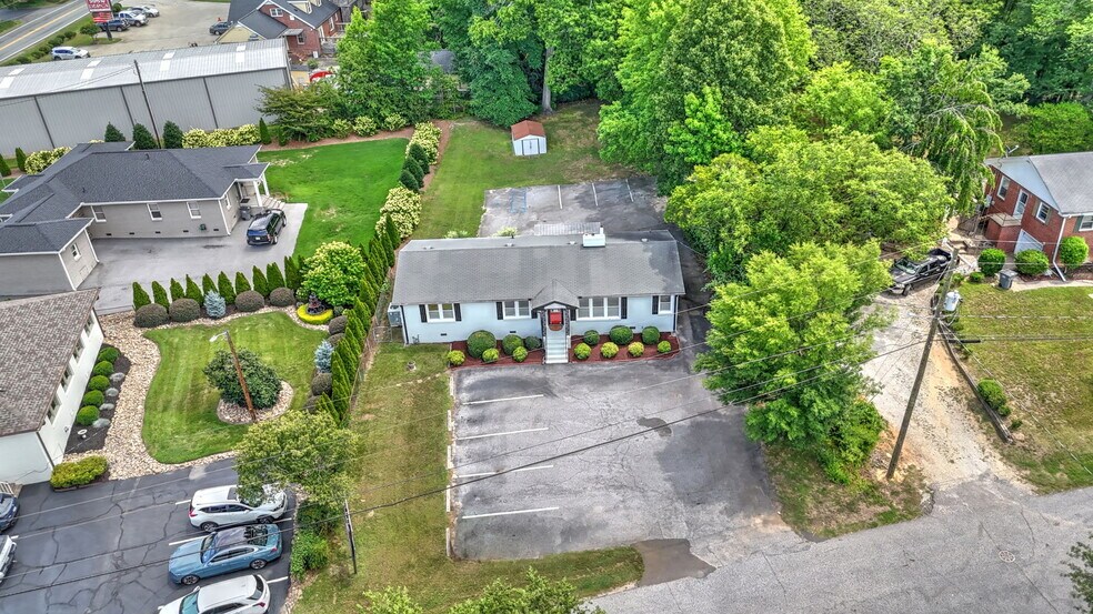 More Photos Of 1 Elizabeth Dr, Greenville Freestanding For Sale
