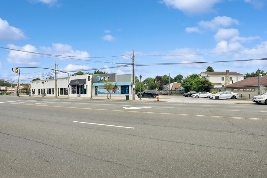 More Photos Of 190-196 Merrick Rd, Merrick Storefront For Lease