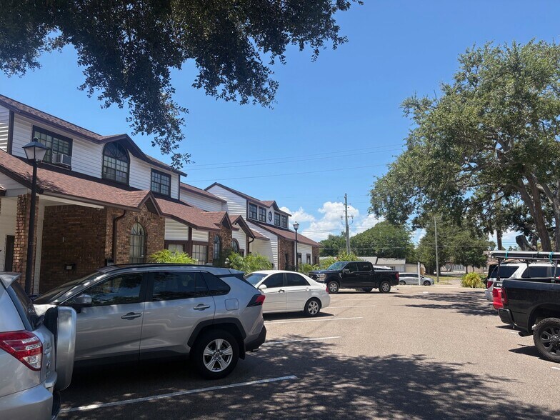 More Photos Of 6105 Memorial Hwy, Tampa Office For Lease