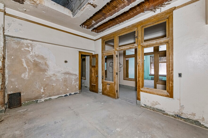 More Photos Of 502 S Main St, Rock Springs General Retail For Sale