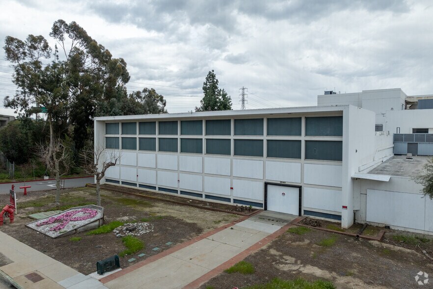 More Photos Of 2940 E Foothill Blvd, Pasadena Research And Development For Sale