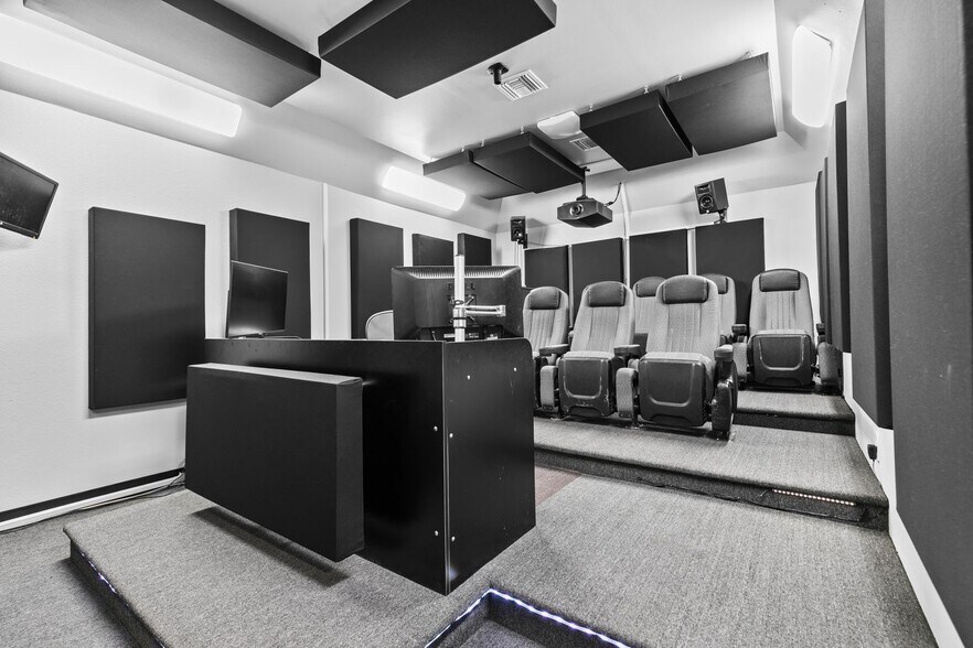 More Photos Of 2725 W Burbank Blvd, Burbank Office For Sale