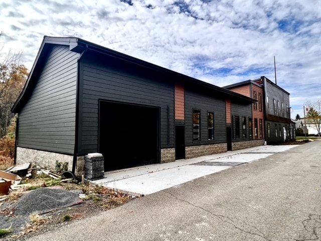 Primary Photo Of 74 Dambach Ave, Valencia Manufacturing For Lease