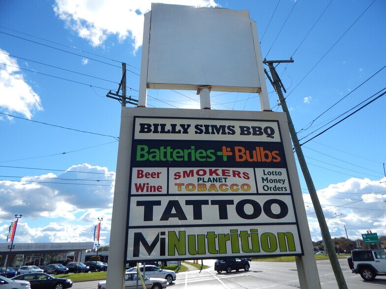 More Photos Of 31040-31070 Gratiot Ave, Roseville Freestanding For Lease