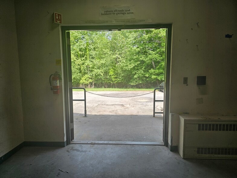 More Photos Of 20 Industrial Dr, Middletown Light Manufacturing For Lease