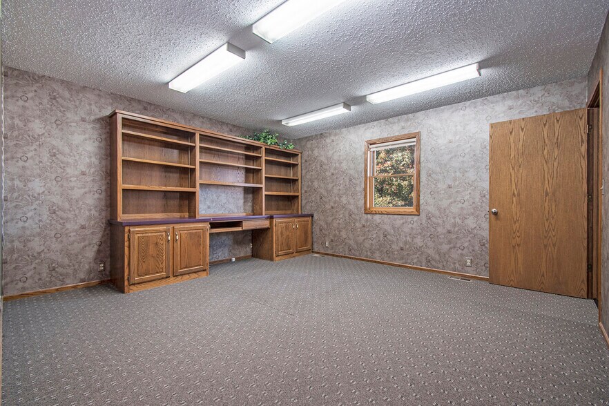 More Photos Of 1010 N Broadway St, Red Oak Medical For Lease