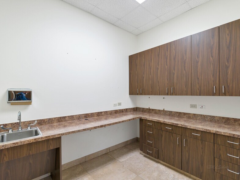 More Photos Of 714 S Peek Rd, Katy Medical For Lease