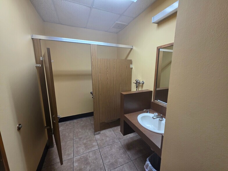 More Photos Of 401 N 2nd St, Rogers Office For Lease