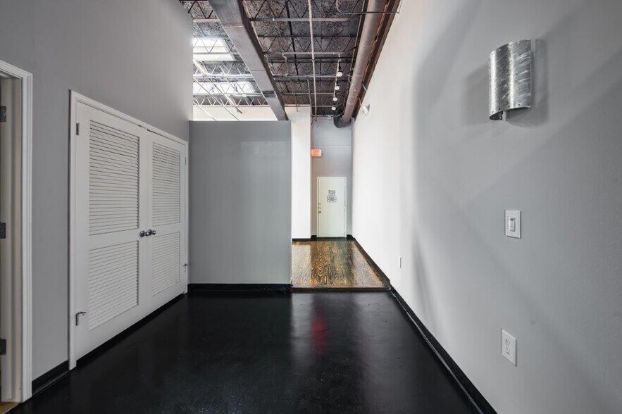 More Photos Of 1210 W Clay St, Houston Loft Creative Space For Lease